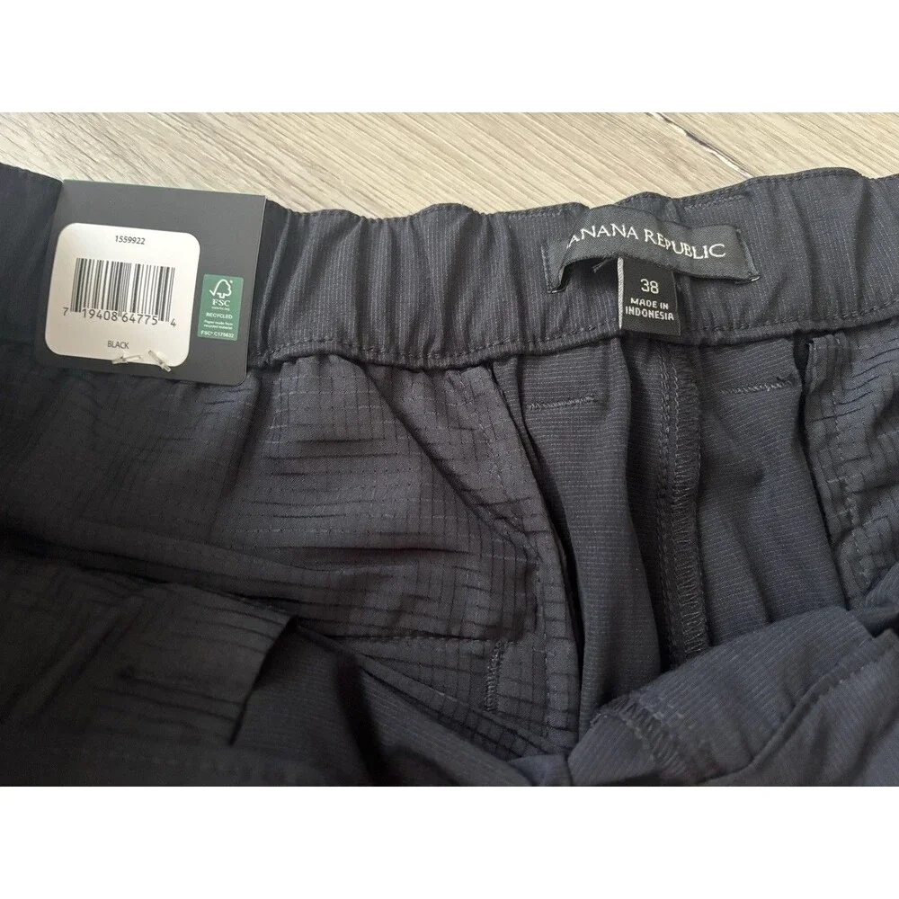 NWT Size 38 Banana Republic Mens Comfort Flat Front Shorts Black Stretch Wicking